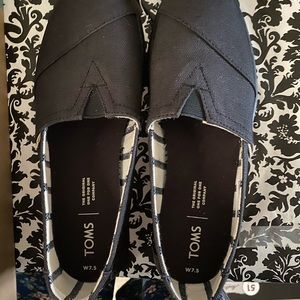 Woman’s Black TOMS